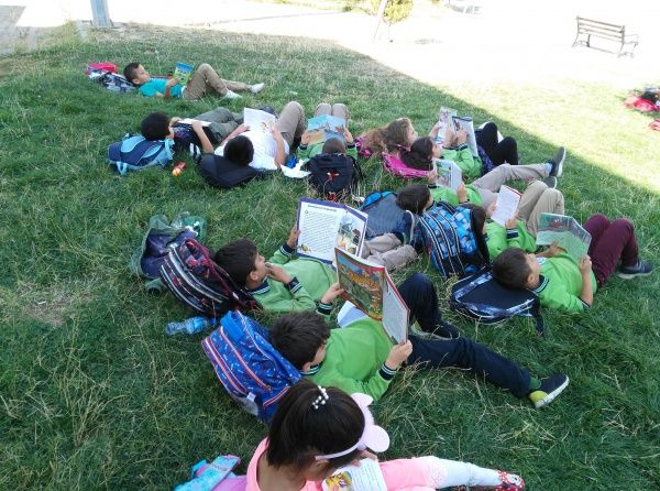Okulumuz 2/A Sınıfı Öğrencileri Kitap Okuma Saatini Okul Bahçesinde Değerlendirdi