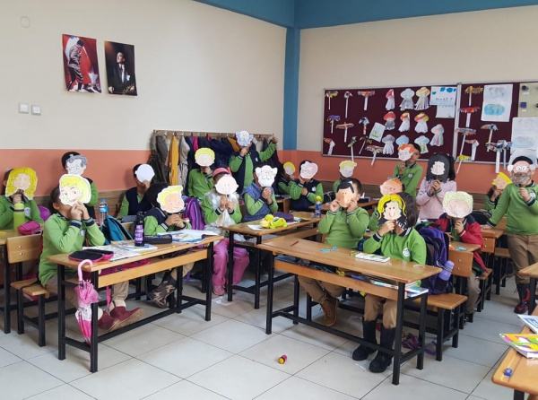 Öğrencilerimiz Yabancı Dil Dersinde Maskelerle Aile Bireylerini Tanıttılar