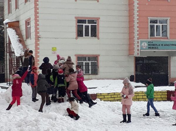 Okulumuz 3/A Sınıfı Öğrencileri Yağan Karda Oyun Oynayarak Karın Keyfini Çıkardı
