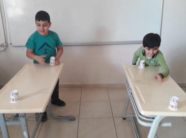 Okulumuz 3/B Sınıfı Öğrencileri Bardağı Çizgiden Geçirme Oyunu Oynadı
