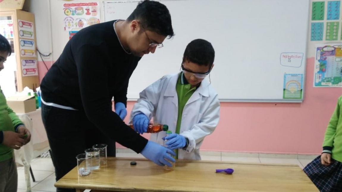 Okulumuz 3/A Sınıfı Öğrencileri Gaz Maddelerin Varlığını Deneylerle Öğrendi (Sirke-Karbonat, Soda-Kuru Üzüm Deneyleri).
