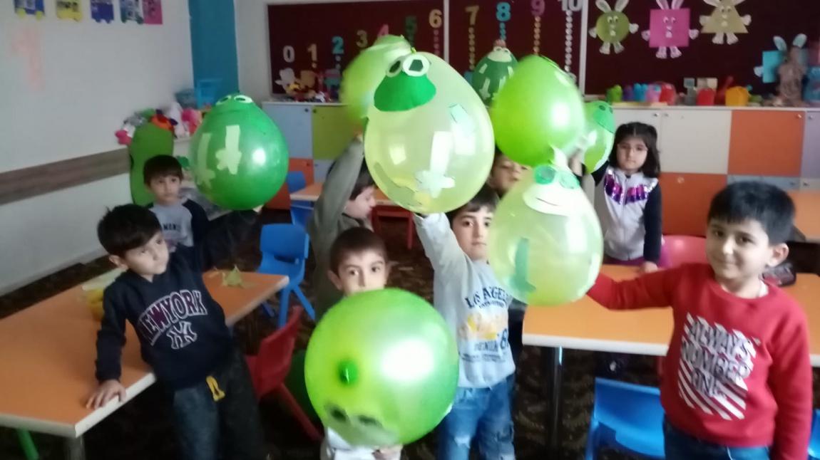 Okulumuz Anasıfınızı A şubesi yeşil renkli balonlarla heykel oyunu oynadılar.