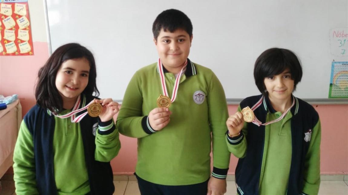 Okulumuz 3-A Sınıfında Uygulanan Kitap Kaşifleri Turnuvası Şampiyonları Madalyalarını Aldı.