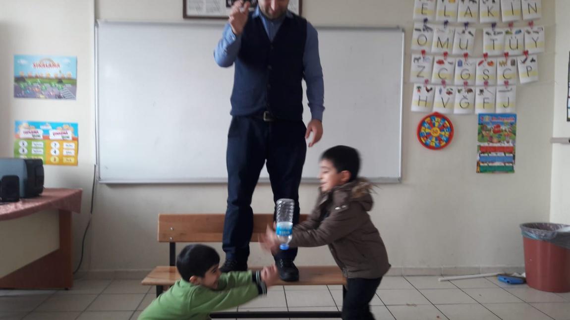Okulumuz 1/A sınıfı öğrencileri şişe kapmaca etkinliği yaptı.