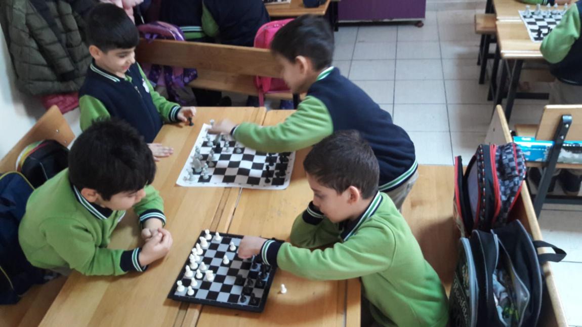 Okulumuz 1/A sınıfı öğrencileri satranç oynayarak eğlenceli etkinlik yaptı.