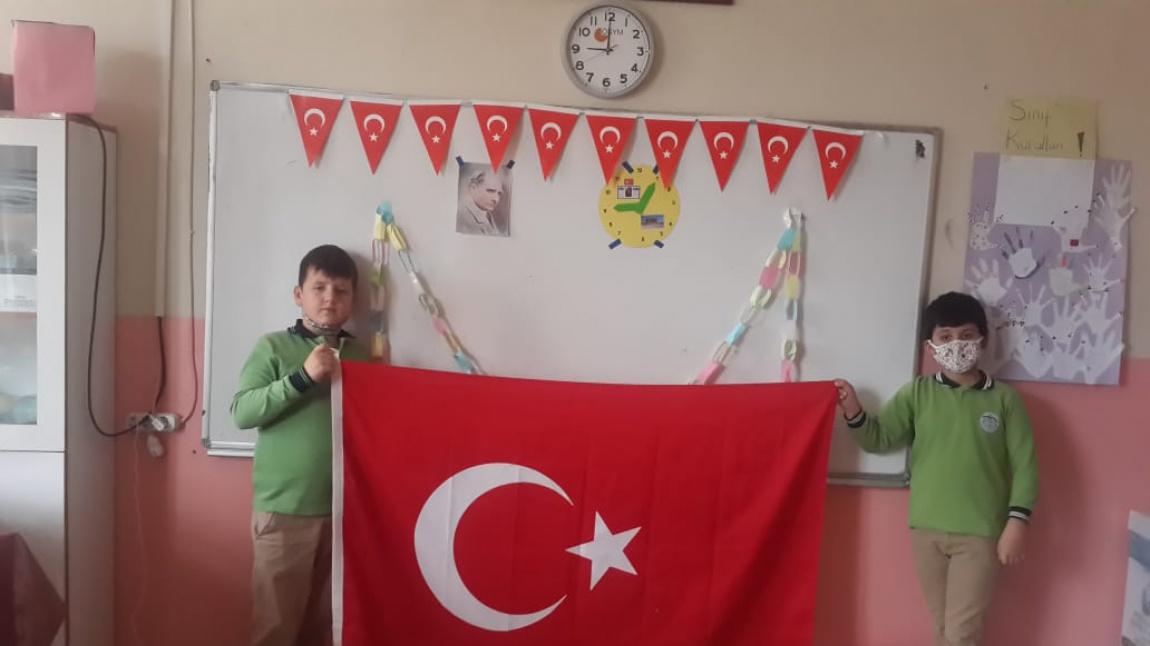 Okulumuz 3/C Sınıfı Öğrencileri 10 Kasım Dolayısıyla Atatürk'ü Andı