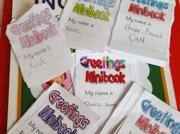 Öğrencilerimiz Yabancı Dil Dersinde Tanışma İfadeleriyle Kendi Kitapçıklarını Yaptı