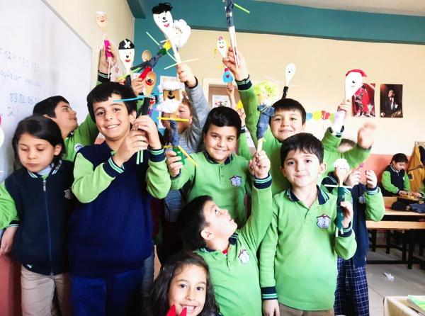 Okulumuz 3/B Sınıfı Öğrencileri Türkçe Dersi Kapsamında Tahta Kuklalar Yaptı