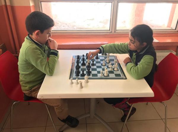 Satranç Turnuvası 1. Tur 4.Sınıf Öğrencilerinin Kıyasıya Rekabeti İle Başladı
