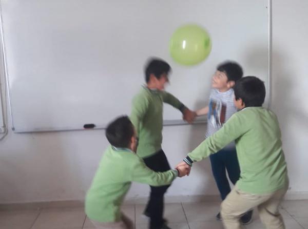 Okulumuz 3/B Sınıfı Öğrencileri Balonu Havada Tutma Oyunu Oynadı